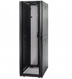 Gabinete de rack APC AR3100 42U autônomo preto
